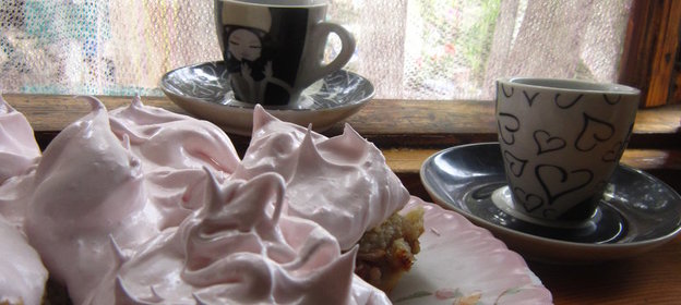 Песочные пироженки с ревнем и грушей