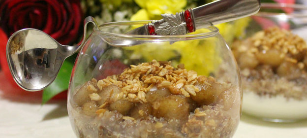 Коричный десерт с киноа, яблоком, йогуртом и хрустящими овсяными хлопьями