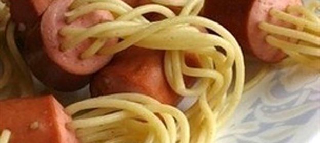 Макароны в сосисках