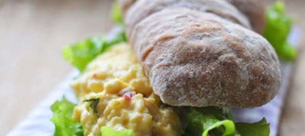 Салат с черной чечевицей и сыром