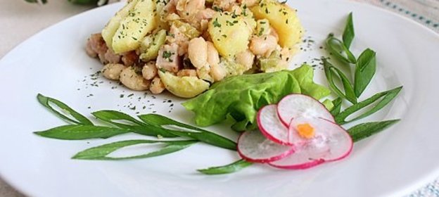 Горячий салат из молодого картофеля с ветчиной и фасолью