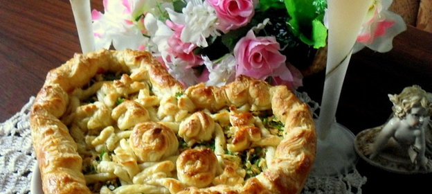 Пирог из слоеного теста с плавлеными сырками, чесноком и зеленью Растаявшая обида