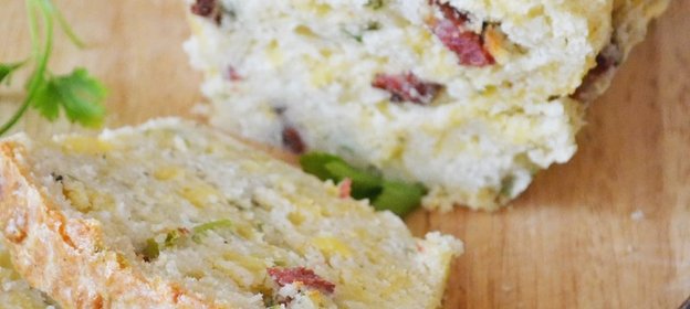 Хлеб с копченым беконом и сыром чеддер