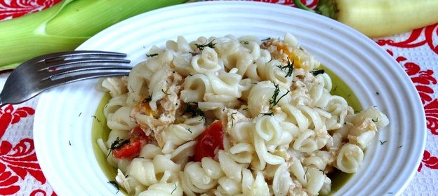 Макароны с курицей и помидорами черри