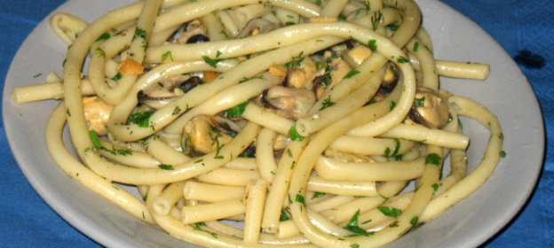 Греческие макароны с мидиями и кедровыми орешками