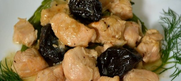 Индейка, тушенная с черносливом в сметане