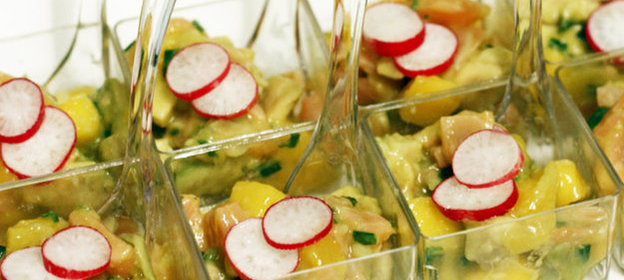 Салат с копченым лососем