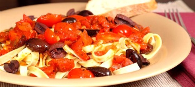 Спагетти с соусом путтанеска