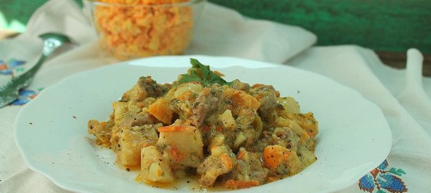 Жаркое из куриных желудков и морковный салат ( Простой деревенский обед) ФМ