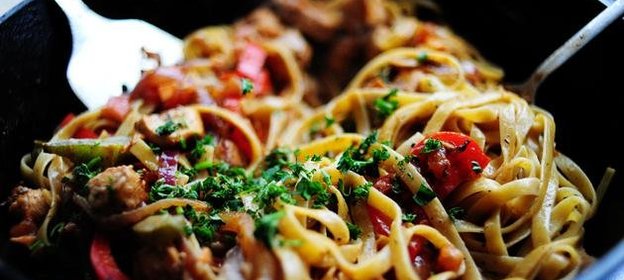 Макароны с курицей и овощами