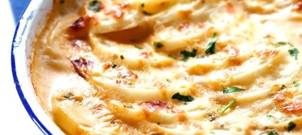 Запеканка из бекона, картофеля и моркови под сыром