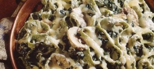 Шпинатная лапша, запеченная с овощами