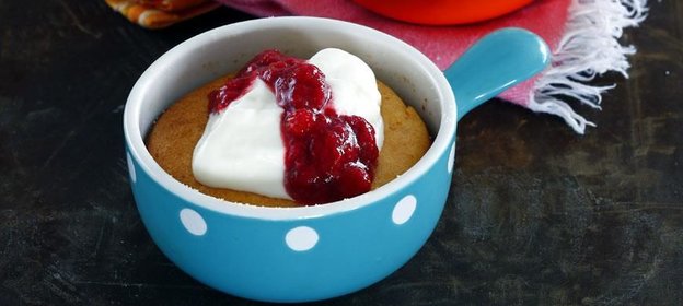 Творожная запеканка с соусом из земляники