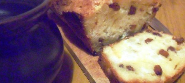 Кекс на сгущенном молоке с яблоками и изюмом