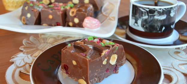 Шоколадный фадж с фундуком и вишней