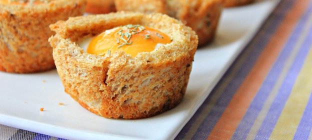 Корзинки из цельнозернового хлеба с яйцом и беконом