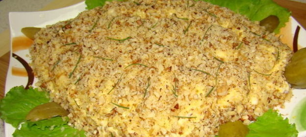 Салат из красного перца, зеленого горошка и риса