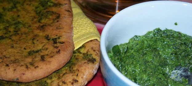 Лепешки с пармезаном с песто из зеленого лука