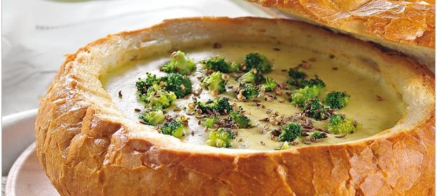 Картофельный суп с брокколи, запеченный в хлебе