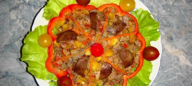 Теплый салат с куриной печенью и помидорами