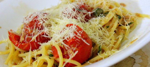 Спагетти с тунцом и теплыми томатами черри