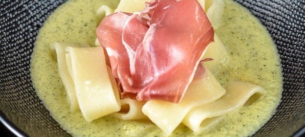 Паста с пармской ветчиной и соусом из цукини