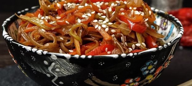 Гречневая лапша, приготовленная в воке, с соусом Якисоба