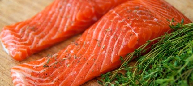 Запеченный лосось в тесте из песто на картофельно-маковой подушке