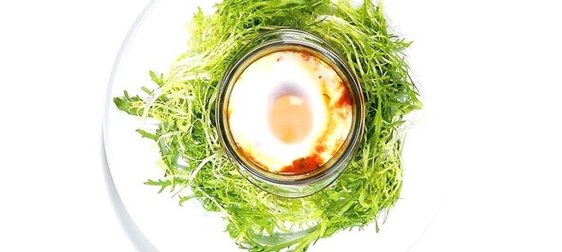 Томатная запеканка с яйцами и луком