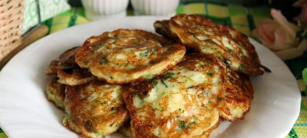 Кабачковые оладьи с мягким творогом и зеленью