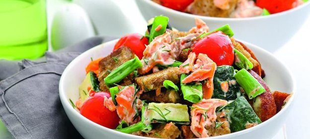 Салат с копченой форелью, цукини и жареным хлебом