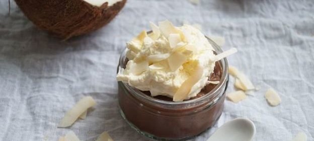 Шоколадный десерт с кокосовыми сливками