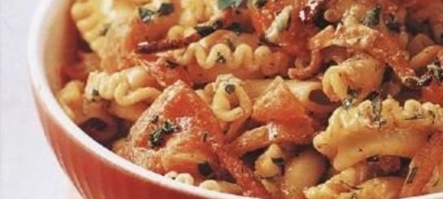 Паста (макароны «петушиные гребешки») с беконом и помидорами