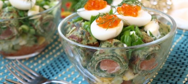 Салат с блинчиками с сёмгой и овощами