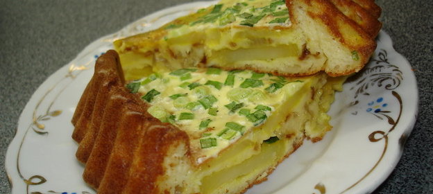 Пирог заливной картофельный с зеленым луком и омлетом