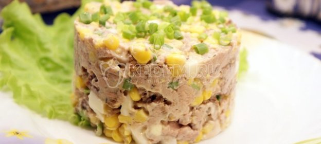 Салат из печени трески с гренками