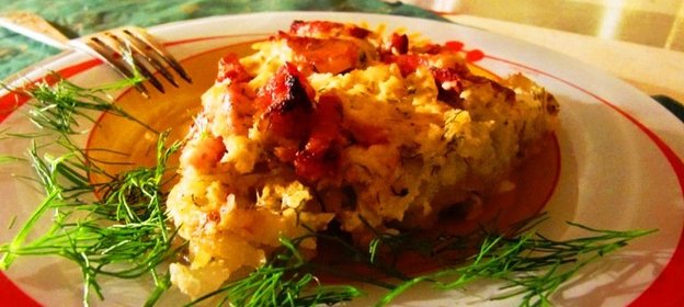 Картофельная запеканка под сырно-шкварочным соусом