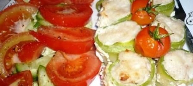 Рыбные тефтельки в обертках из цукини на шпажках в сливках