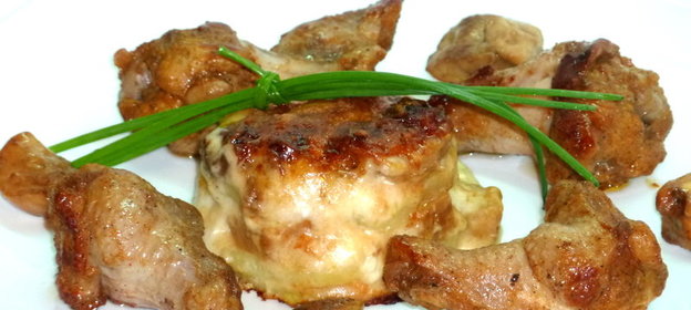 Золотые розмариновые крылышки от петушка с картофельной запеканкой с белыми грибами