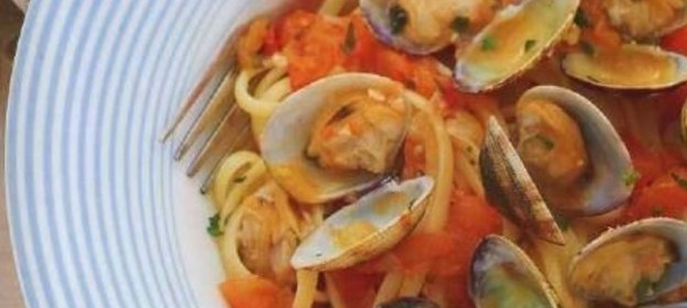 Паста с моллюсками в томатном соусе