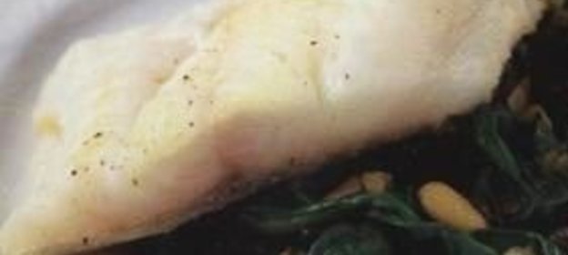Морская рыба со шпинатом и кедровыми орешками