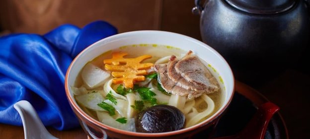 Лапша с говядиной, креветкой, грибами шитаки, тыквой и черемшой