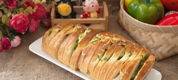 Батон с сыром и зеленью