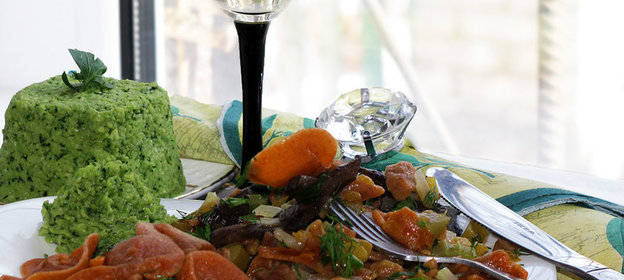 Домашняя паста бантики с овощами, грибами и острой намазкой