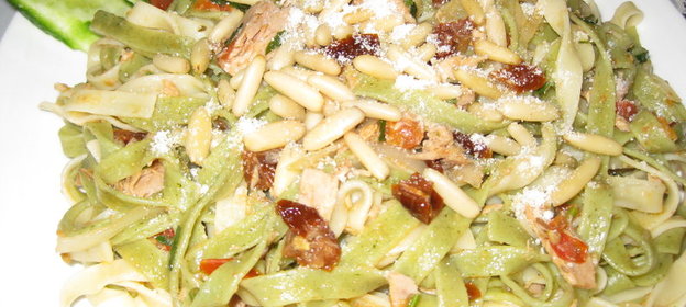 Паста с тунцом (Tagliatelle with tuna and sun dried tomatoes)