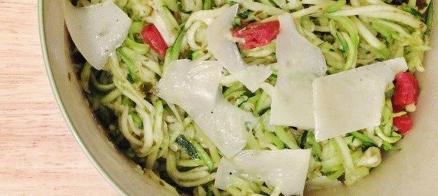 Спагетти из цукини с соусом песто и пармезаном