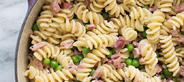Паста с ветчиной и горошком