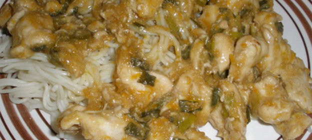 Лапша с курицей в апельсиново-имбирном соусе