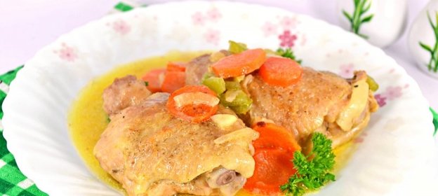 Куриные бедрышки тушеные в сметане