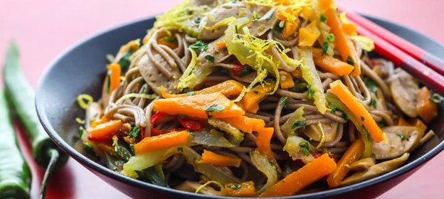 Острая гречневая лапша с тыквой и сосисками